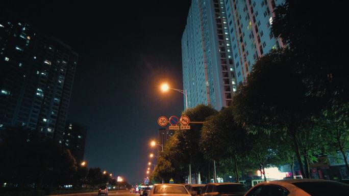 夏天的城市夜晚空旷的街道4K