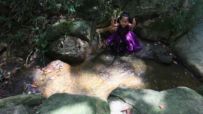 小女孩在兴奋的泼水 溪水山涧 玩耍笑容