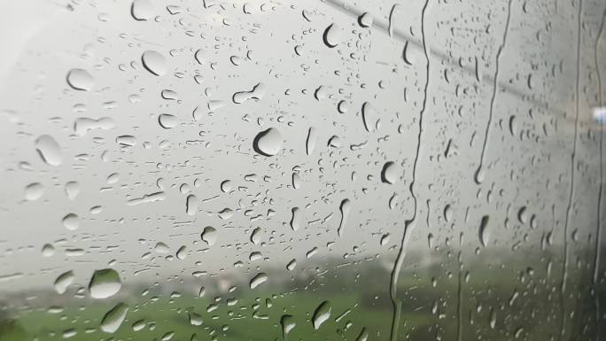 高铁车窗上的雨水