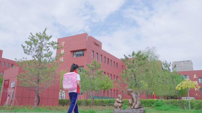 学生进入校园 红领巾 笑脸