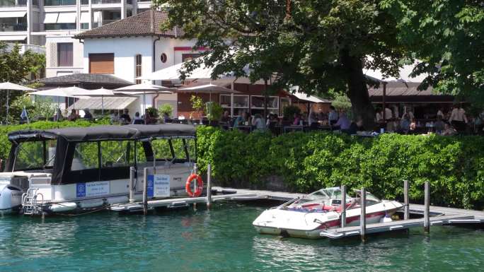 船在蔚蓝水面上摇曳，瑞士卢塞恩湖泊