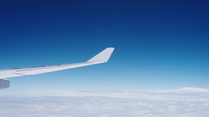 飞机上看窗外机翼划过蓝天白云14