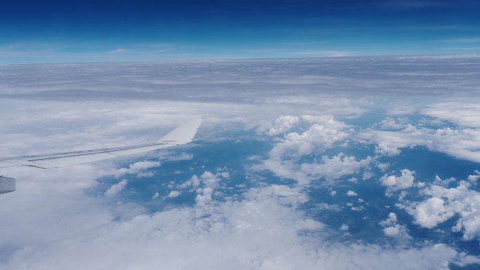 飞机上看窗外机翼划过蓝天白云02