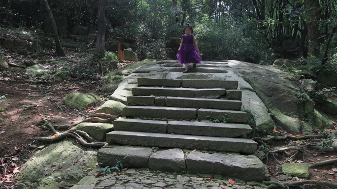 穿着裙子的可爱小女孩下台阶