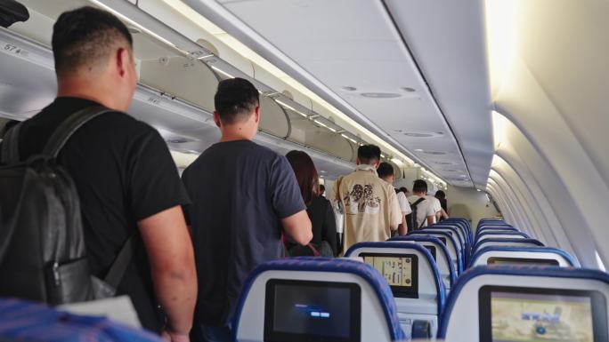 飞机上乘客携带行李排队下飞机