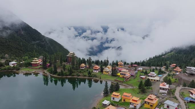 川西措卡湖民族特色建筑自然风光美景