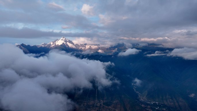 云南迪庆德钦梅里雪山缅茨姆峰航拍