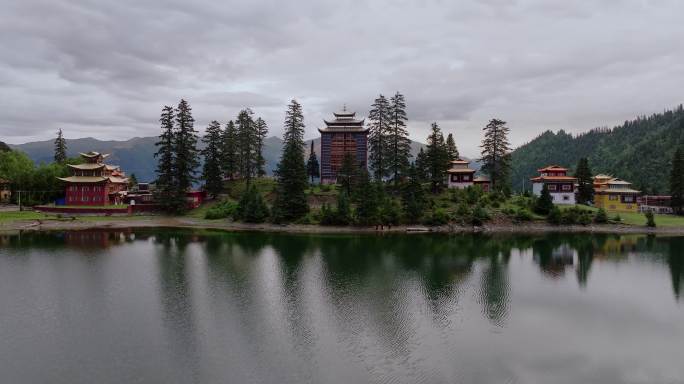 川西措卡湖民族特色建筑自然风光美景