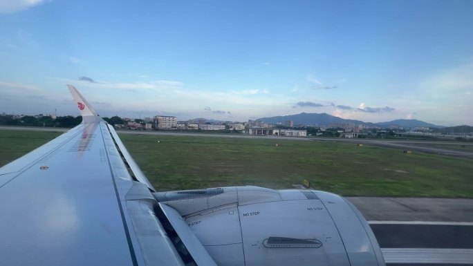 飞机从城市上空降落