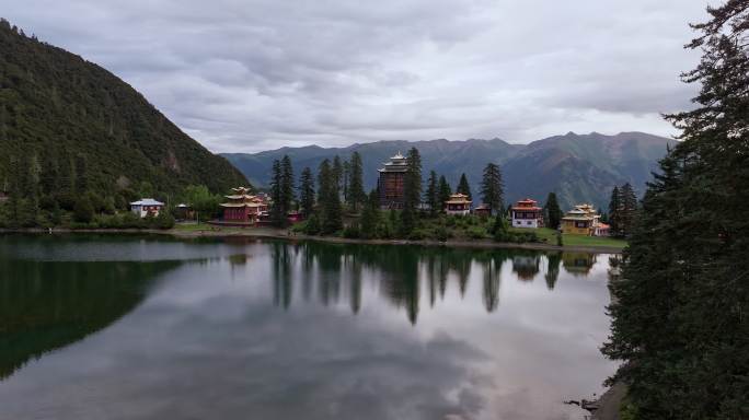 川西措卡湖民族特色建筑自然风光美景