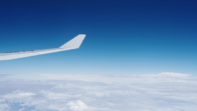 飞机上看窗外机翼划过蓝天白云15