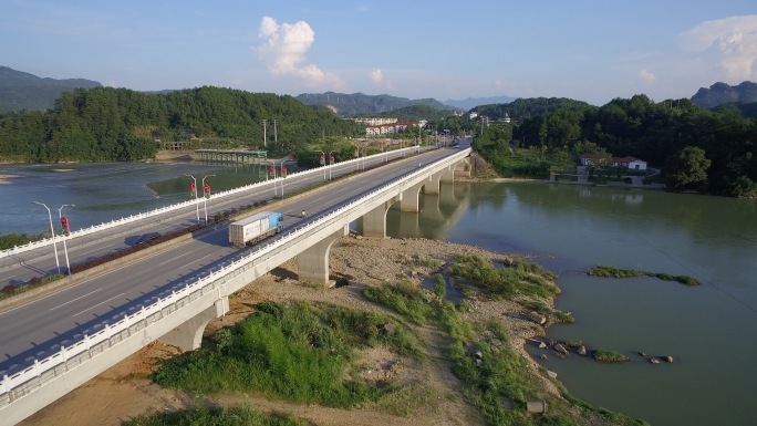 福建省 中通物流车过桥 在公路上行驶