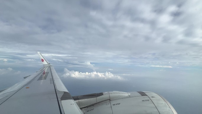飞机转弯穿越云海云层