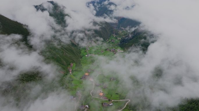 川西措卡湖民族特色建筑自然风光美景