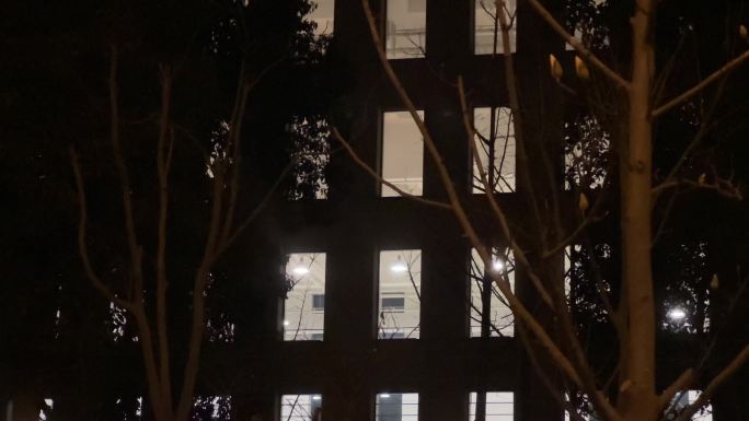 大楼窗户深夜加班 窗外夜灯灯光夜晚晚上