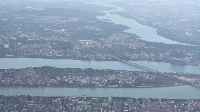 飞机在城市上空飞行、旋转、转弯