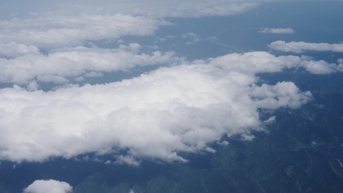 飞机上看窗外山川白云云绕峰顶