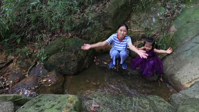 【合集】母女户外开心泼水溪水山涧玩耍笑容