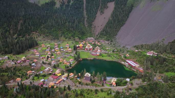 川西措卡湖民族特色建筑自然风光美景