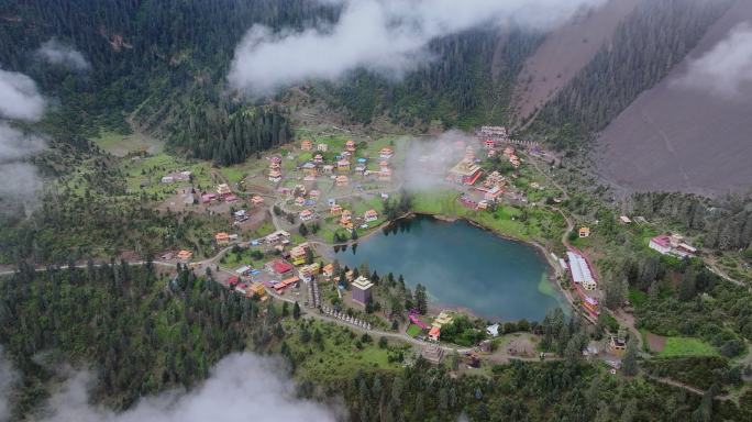 川西措卡湖民族特色建筑自然风光美景