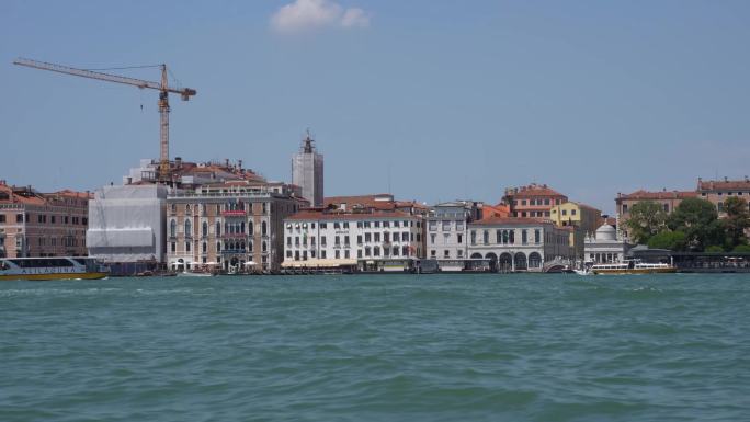 威尼斯壮阔水面海面行驶看城市风光
