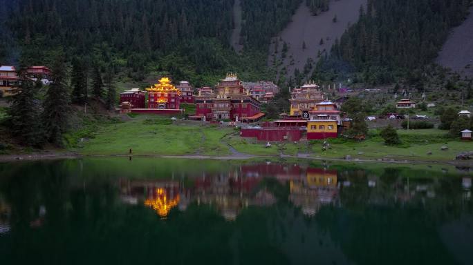 川西措卡湖民族特色建筑自然风光美景