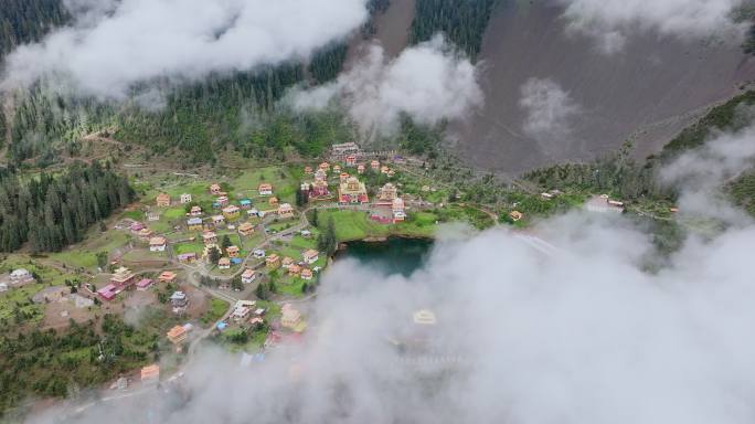 川西措卡湖民族特色建筑自然风光美景