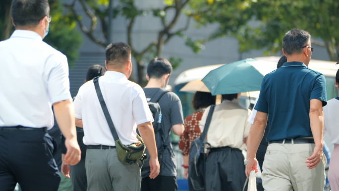 清晨城市通勤人群上班过马路