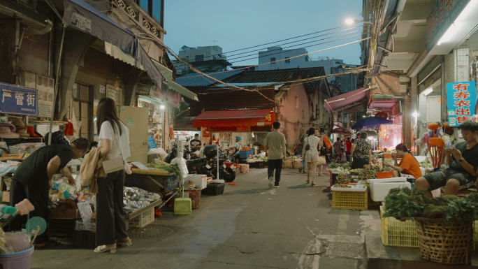 夜晚城中村菜市场人群