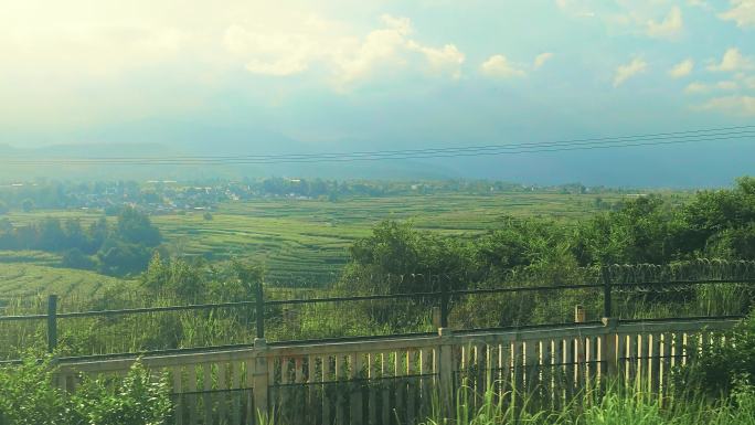 火车车窗外的风景高铁云南丽江动车沿途美景