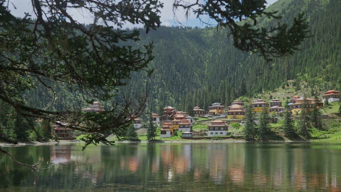 川西措卡湖民族特色建筑自然风光美景