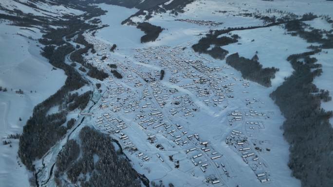 航拍新疆冬季被大雪覆盖的禾木村