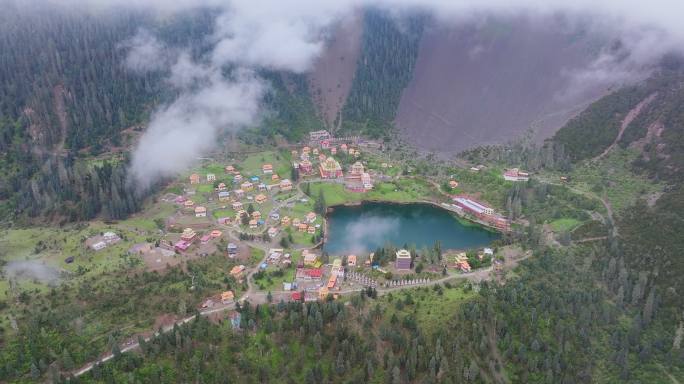 川西措卡湖民族特色建筑自然风光美景