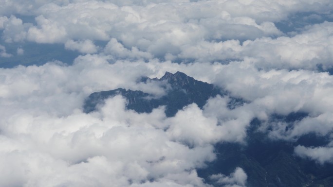 飞机上看窗外云海山顶 云海山峦