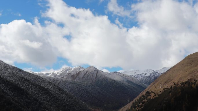 川西高原夹金山宝兴雪山峡谷云海蓝天延时