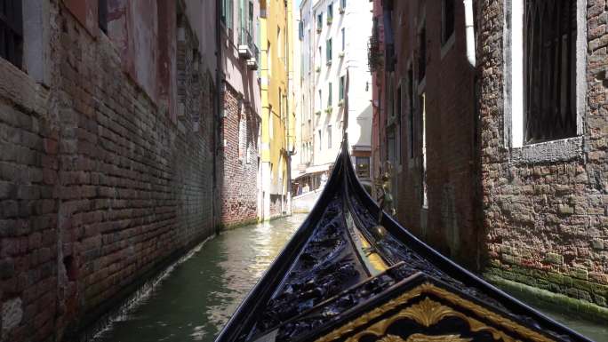 乘船坐船贡多拉小船行驶在威尼斯水面上