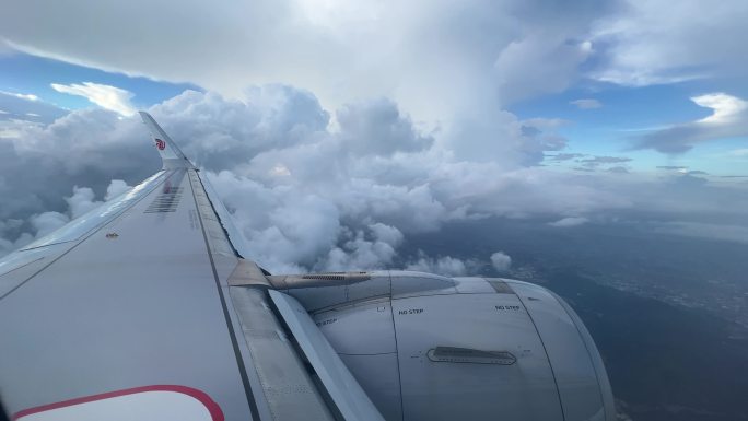 飞机在云海上飞行