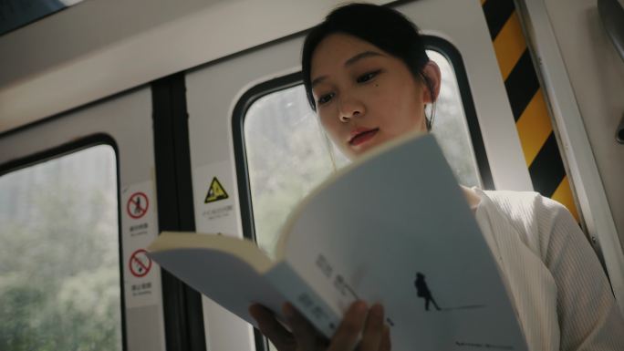 地铁里看书女生