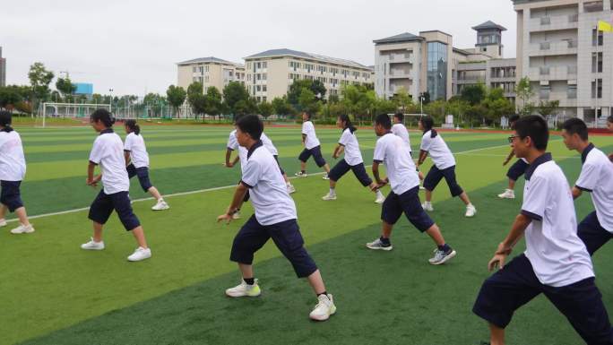 学校操场上新生军训大会