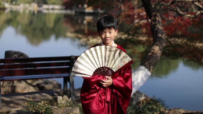 穿汉服的男孩 杭州西湖花港观鱼