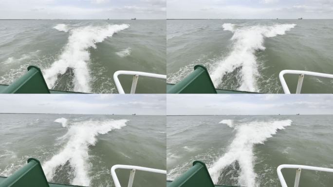 轮船高速航行时船尾激起的白色浪花