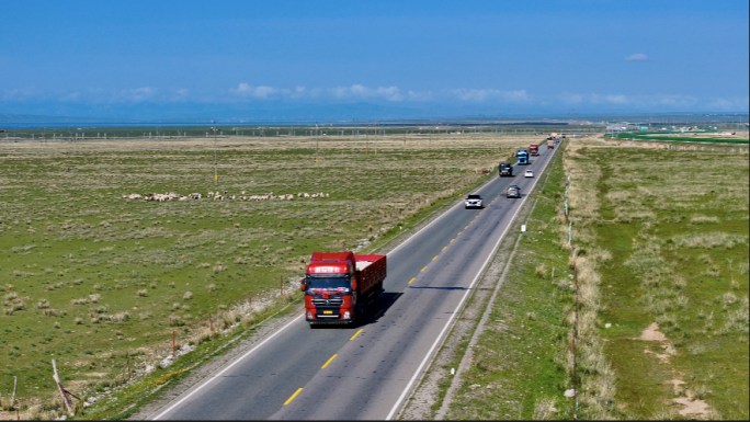 青海湖公路上行驶的货车