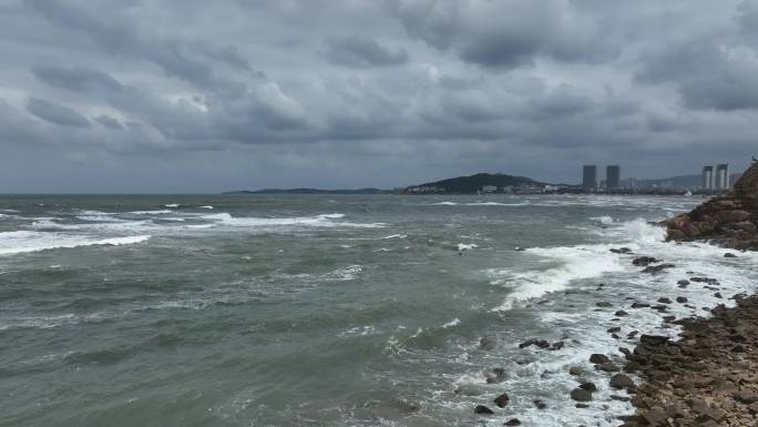 航拍威海国际海水浴场波涛汹涌的礁石海浪