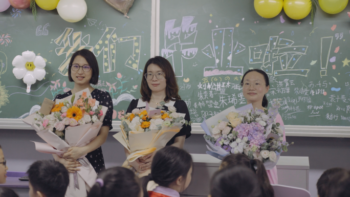 学生给老师献花