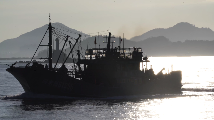 渔民渔船出海捕鱼 海鲜日出东山岛