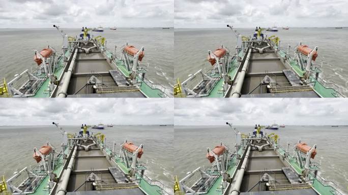 耙吸挖泥船在长江上航行和疏浚作业