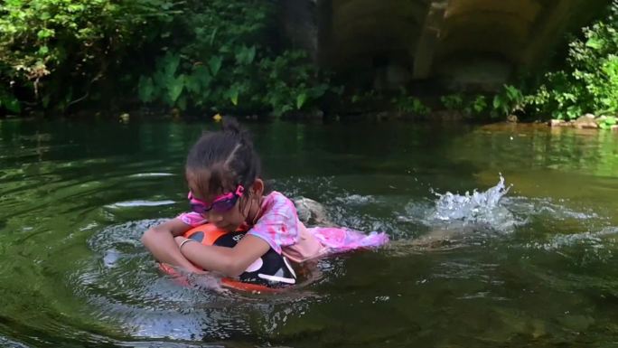 河里自由玩水，游泳，激情夏日