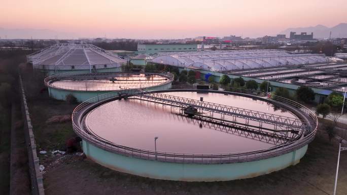 夕阳下的污水处理厂航拍