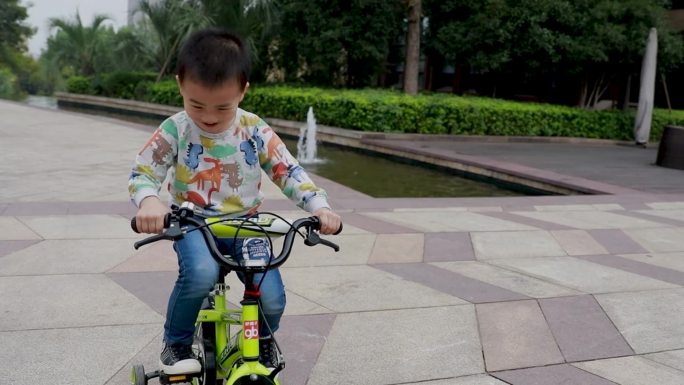 快乐的男孩在骑自行车