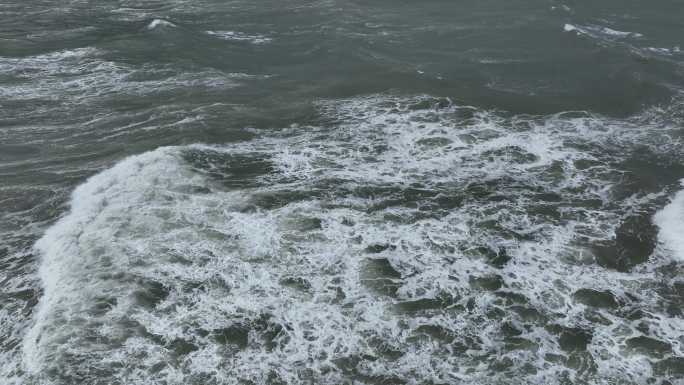 航拍威海国际海水浴场波涛汹涌的礁石海浪
